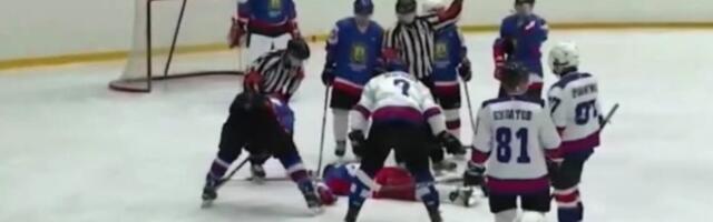 (VIDEO) Tragedija! Hokejaš umro tokom meča, nije mu bilo spasa!