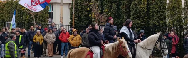 Završen protest „Ili oni ili mi“ u Novom Pazaru: DUNP-ovi studenti i profesori simboli protiv nepravde, verbalno napadnut Fahrudin Kladničanin direktor Akademske inicijative Forum 10 (VIDEO, FOTO)