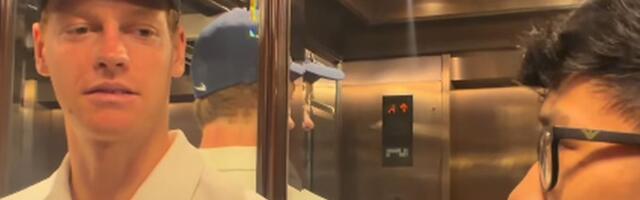 Janik Siner "zaglavio" u liftu sa navijačem, pa dobio šok-pitanje o Đokoviću: Reakcija Italijana neprocenljiva