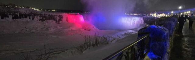 NIJAGARINI VODOPADI U BOJAMA SRPSKE ZASTAVE! Upriličen spektakl za Dan državnosti: Pogledajte kako je to izgledalo! (FOTO, VIDEO)