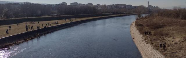 HEROJSKI ČIN! SPASILI ŽENU IZ LEDENE NIŠAVE Radnici JKP "Mediana" učestvovali u izvlačenju žene iz hladne reke: "Bila je već do pola u vodi, počeo sam da trčim"