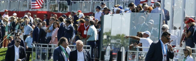 Активисти поставили ветрењаче на Трамповом голф терену