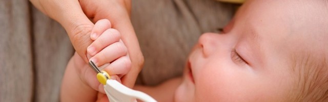 Kako da bebi pravilno isečete nokte?