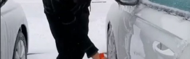 AKO NEĆE SILOM, NISI PRIMENIO DOVOLJNO SILE! Uzeo je čekić i počeo da udara po svom autu KAO LUD!