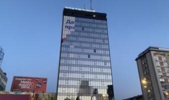 Na fasadi hotela „Ambasador“ u Nišu“ postavljaju bilbord dobrodošlice Vučiću