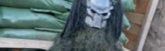 SRCE MI JE SLOMLJENO: Ukrajinski snajperista sa maskom Predatora lovi Ruse na frontu! (VIDEO)