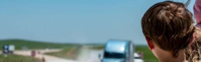 Snimak raznežio i one sa "čeličnim" srcima: Jedan "vozač" kamiona svojom pojavom zasenio sve! (FOTO/VIDEO)