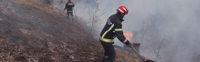 Više od 30 sati traje gašenje požara kod Aranđelovca, uključili se helikopteri MUP