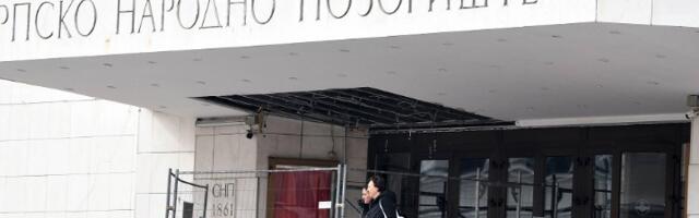 Pali delovi sa nadstrešnice na ulazu u Srpsko narodno pozorište (FOTO)