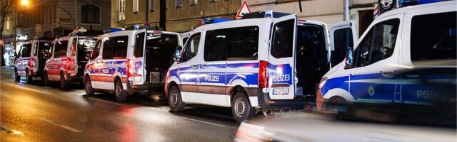 (VIDEO) AUTOMOBIL ULETEO U MASU LJUDI U BERLINU Haos u centru grada, ima povređenih! Aktiviran crveni alarm, usledila evakuacija