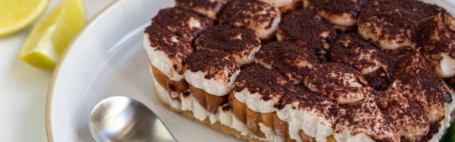 Limončelo tiramisu je osvežavajuća verzija italijanskog deserta - što je najbolje, pravi se lakše od običnog