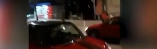 (VIDEO) PONOVO INCIDENT U SEVERNOJ MITROVICI: Iz automobila u pokretu mahali albanskom zasatavom pa potom uleteli u KBC