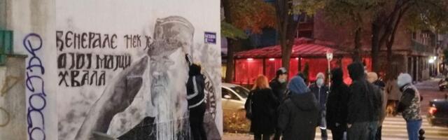 Grupa mladića u crnom očistila Mladićev mural (VIDEO)