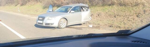 NEGOSLAV IZGUBIO ŽENU U NESREĆI KOD MALOG POŽAREVCA, ALI TO MU JOŠ NIKO NIJE SAOPŠTIO: Nesrećni muškarac sa teškim povredama još u bolnici, u vozilu bila i njegova unuka (1)