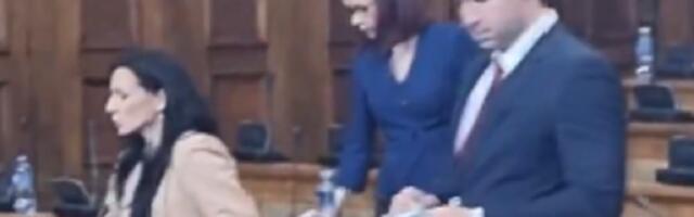 Posle haosa u Skupštini poslanici opozicije očistili salu (VIDEO)