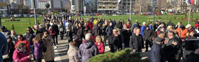 Tenzije ispred zgrade Grada uoči početka sednice, građani prave buku, policija na licu mesta (FOTO)