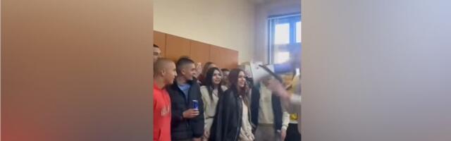 JEZIV SNIMAK IZ ŠABAČKE GIMNAZIJE: Pogledajte iživljavanje đaka nad direktorom (VIDEO)