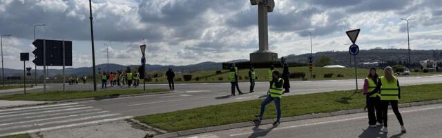 Počela blokada kružnog toka u Kragujevcu (VIDEO)