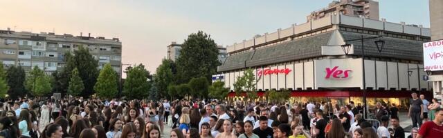 Osmaci zajedno proslavili malu maturu na Gradskom trgu u Leskovcu