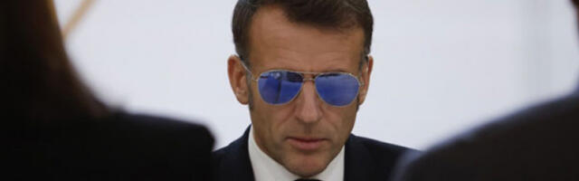 Емануел Макрон води састанкe у Јелисејској палати носећи наочаре
