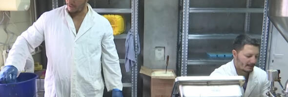 Blizanci Petar i Pavle zamenili gradsku vrevu dedovinom: Uz pomoć bakinog recepta mesečno proizvedu 30.000 sapuna od kozjeg mleka