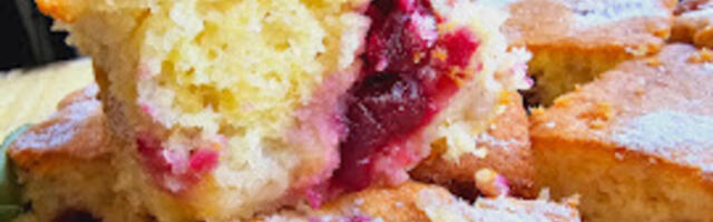 Brzinski kolač sa višnjama od kojeg kreće voda na usta: Mikser vam ne treba, a ništa slađe niste probali