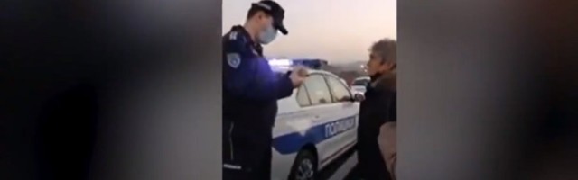 DIKTATURA Policija legitimiše i zadržava ljude koji nose transparent "Ko ne trubi taj je Vesić" (VIDEO)