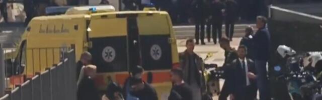 PUCNJAVA U CENTRU ATINE! Deda od 89 godina ranio nekoliko ljudi, pa se dao u bekstvo - OPSADNO STANJE U PRESTONICI