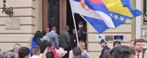 Srpsko-bosanska svadba u Kruševcu podigla Balkan na noge: Ore se trubači, vijore zastave - zbog ovog snimka mreže gore VIDEO