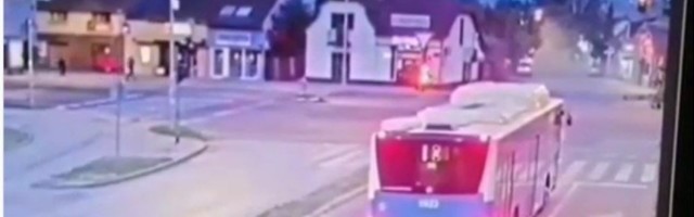 POGREŠNOM TRAKOM PROLETEO KROZ CRVENO, A ONDA GA UDARIO  AUTOBUS! Jeziva scena na raskrsnici u Novom Sadu (VIDEO)