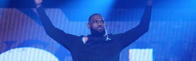 Lebron Džejms nije mogao da se suzdrži, a de ne umre od smeha na neuobičajno izvođenje himne i skroz ga razumemo