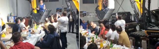 Samo u Srbiji: Pevačica "nastupa" u kašici bagera (VIDEO)
