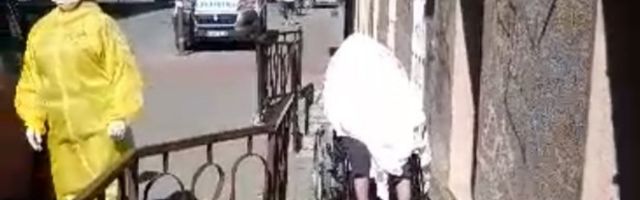 UŽASNA SITUACIJA U PANČEVU: Čovek preminuo ispred kovid ambulante, osoblje prekrilo telo i OSTAVILO GA U KOLICIMA!