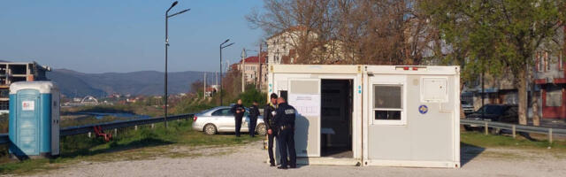 Izbori na severu Kosova: Duge cevi i kontejneri kraj puta