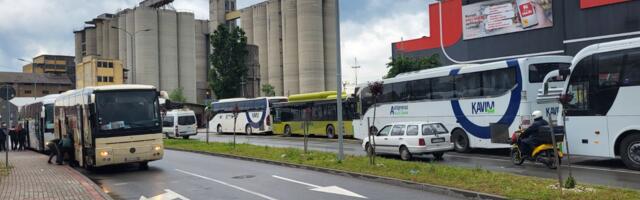 Iz Čačka za Beograd krenulo više od 50 autobusa sa pristalicama SNS
