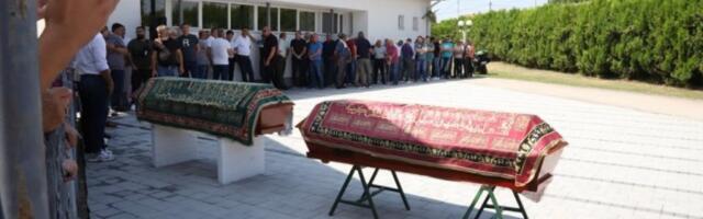 NEPREGLEDNA KOLONA NA SAHRANI ĐENGIZU I DENISU ONDERU: Otac i sin žrtve pomahnitalog NERMINA SULEJMANOVIĆA - ranjena majka i dalje u bolnici (FOTO)