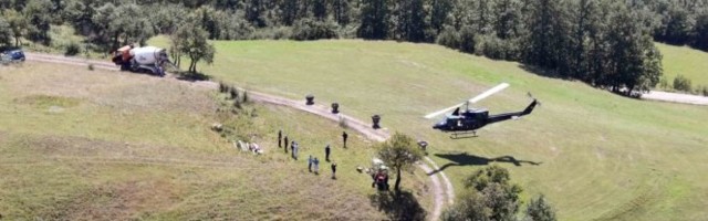 (Foto) Helikopterska jedinica pomaže podizanju krsta iznad Mileševe
