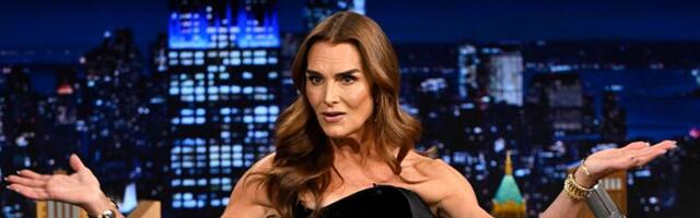 Bruk Šilds u 59. godini u crnoj haljini koja oduzima dah