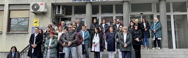 FOTO, VIDEO: Zrenjaninci i danas odali poštu nastradalima u Novom Sadu