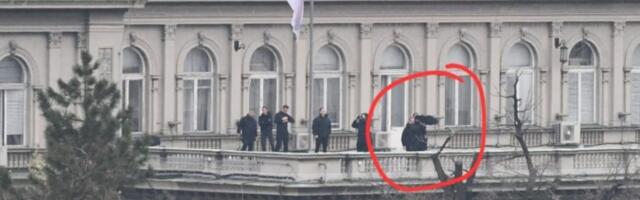 "SRAMOTNE SU OPTUŽBE DA SMO KORISTILI ZVUČNI TOP" Vučić: Na fotografiji je antidron puška, mi nismo pendrek upotrebili danas