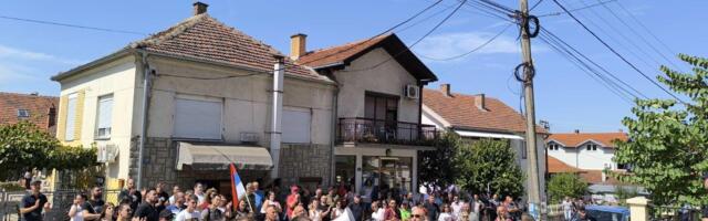 Protesti u Vlasotincu protiv nastavnice srpskog jezika koja je pretila deci silovanjem i kao podrška njihovim roditeljima
