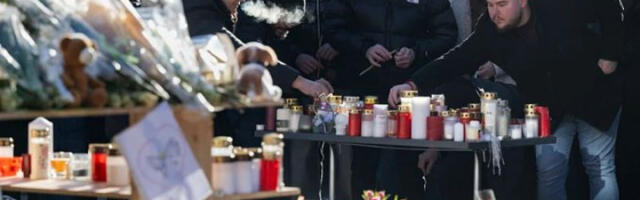 Стотине људи у тишини одају почаст жртвама пожара у Кран-Монтани