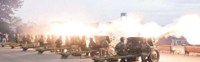 GRMELO SA KALEMEGDANA! Počasna artiljerijska paljba povodom Dana državnosti (FOTO)