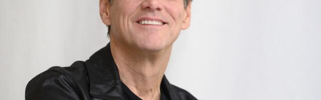 Džim Keri šokirao novim izgledom: Duga i tamna kosa do ramena, jedva prepoznatljiv