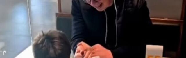 LEPO SE DOTERAO I IZVEO TATU U "GALERIJU"! Predsednik Vučić prvi put pokazao najmlađeg sina - VUKAN MU OBORIO I RUKU! (VIDEO)