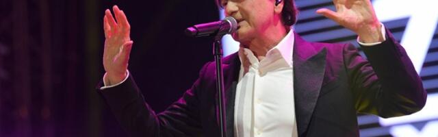 Čola sišao sa bine i poljubio ruku srpskoj pevačici: Džentlmenski gest koji je sve oduševio – ona van sebe od sreće (FOTO)