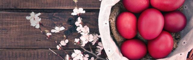 Farbanje jaja mlevenom paprikom: Prirodan metod za najlepšu crvenu boju u uskršnjoj korpici