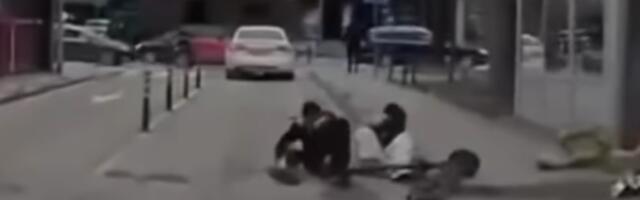 Jeziv snimak dece na trotinetu: Za dlaku izbegli najgore (VIDEO)
