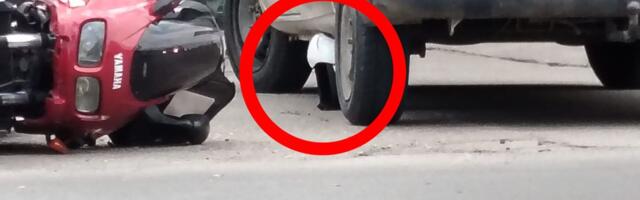 NAJPOTRESNIJA SLIKA IZ BATAJNICE: Kaciga mladića ostala pod točkovima, svuda krv i delovi motora! (FOTO)