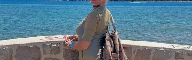Bivša supruga našeg voditelja pobegla od gradske vreve: Baškari se na moru i pozira u providnoj haljini
